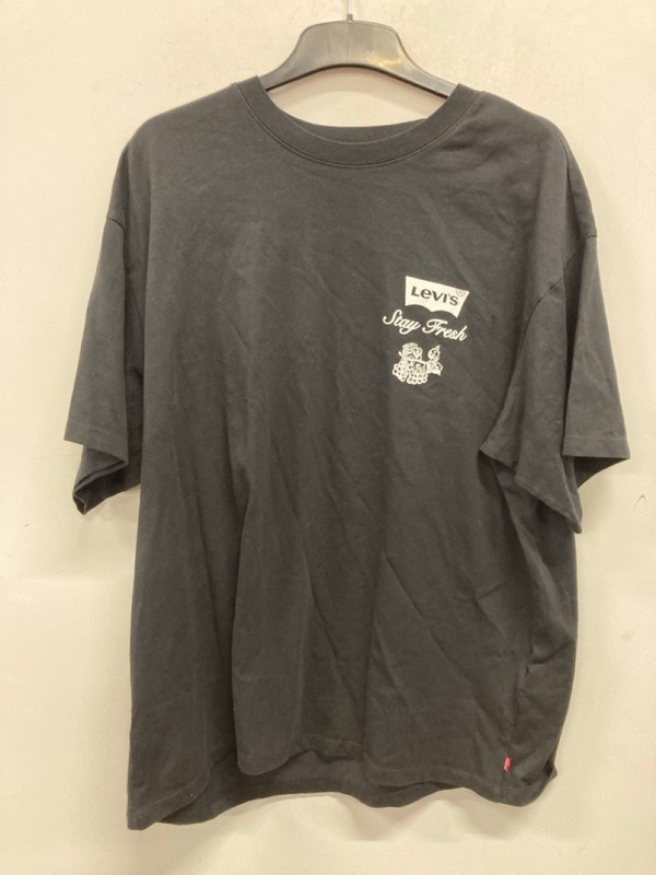 Lot 480  
            Nottingham SR9 - Delivery Only 

                
LEVIS BLACK GRAPHIC T-SHIRT UK SIZE XL - Image 3
