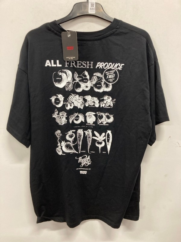 Lot 480  
            Nottingham SR9 - Delivery Only 

                
LEVIS BLACK GRAPHIC T-SHIRT UK SIZE XL - Image 4