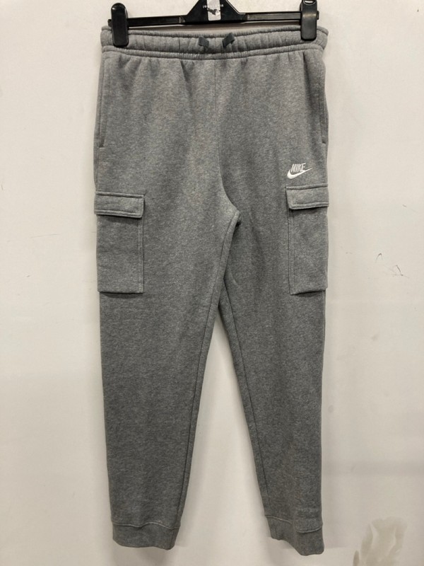 Lot 486  
            Nottingham SR9 - Delivery Only 

                
NIKE GREY CARGO STYLE CUFFED JOGGERS UK SIZE XL