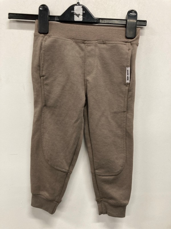 Lot 490  
            Nottingham SR9 - Delivery Only 

                
KIDS DKNY BEIGE CUFFED JOGGERS UK SIZE 3T