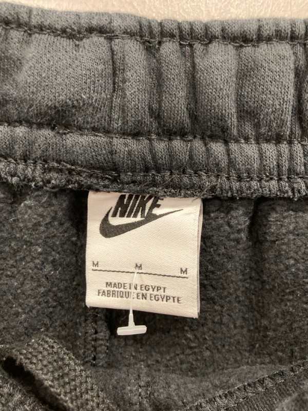 Lot 501  
            Nottingham SR9 - Delivery Only 

                
NIKE BLACK CARGO STYLE CUFFED LOGO JOGGERS UK SIZE M - Image 2