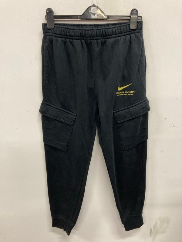 Lot 501  
            Nottingham SR9 - Delivery Only 

                
NIKE BLACK CARGO STYLE CUFFED LOGO JOGGERS UK SIZE M - Image 4