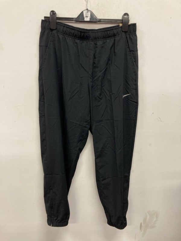 Lot 504  
            Nottingham SR9 - Delivery Only 

                
NIKE BLACK LIGHTWEIGHT LOGO JOGGERS UK SIZE L - Image 4
