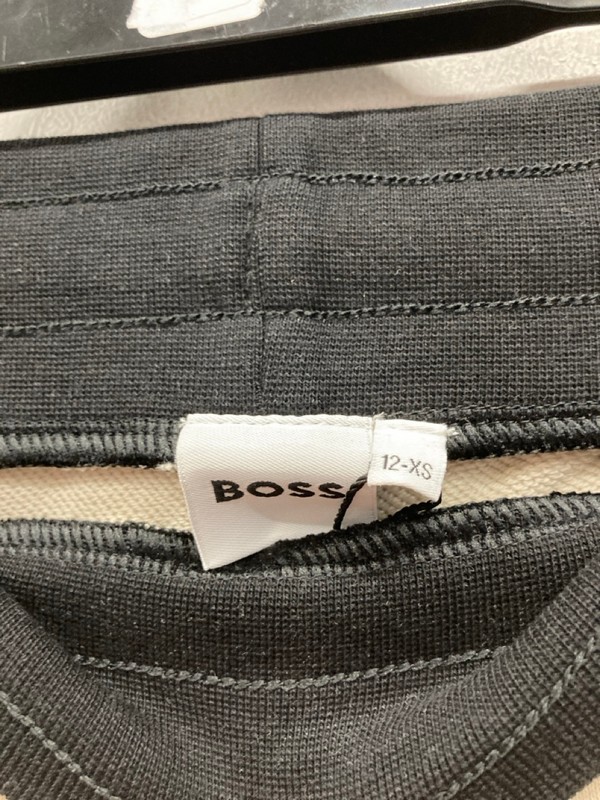 Lot 506  
            Nottingham SR9 - Delivery Only 

                
HUGO BOSS BEIGE/BLACK/WHITE LOGO SHORTS UK SIZE XS - Image 2