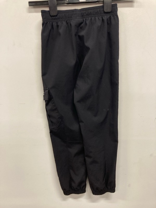 Lot 517  
            Nottingham SR9 - Delivery Only 

                
KIDS UNDER ARMOUR BLACK CARGO PANTS UK SIZE 6-7 YEARS - Image 3