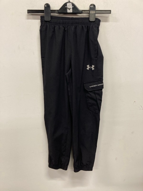 Lot 517  
            Nottingham SR9 - Delivery Only 

                
KIDS UNDER ARMOUR BLACK CARGO PANTS UK SIZE 6-7 YEARS - Image 4