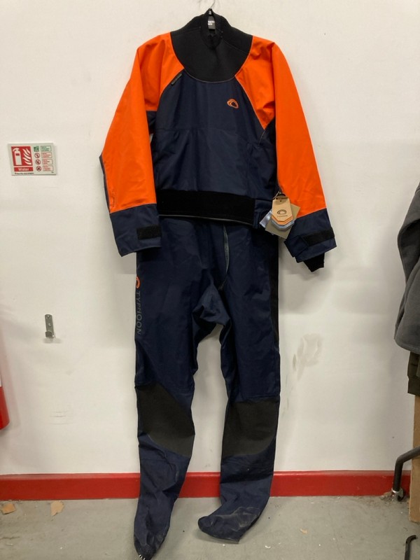 Lot 552  
            Nottingham SR9 - Delivery Only 

                
TYPHOON HENDRA HINGE ORANGE/NAVY DRYSUIT UK SIZE M - Image 4