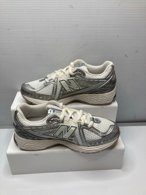 Lot 6  
            Nottingham SR9 - Delivery Only 

                
NEW BALANCE 1906 WOMENS TRAINERS UK SIZE 6