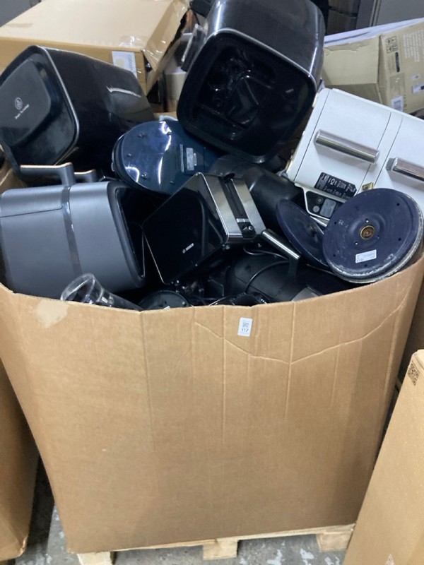 Lot 117  
            Nottingham SR1 - Delivery or Collection 

                
PALLET OF VARIOUS SMALL KITCHEN APPLIANCES
