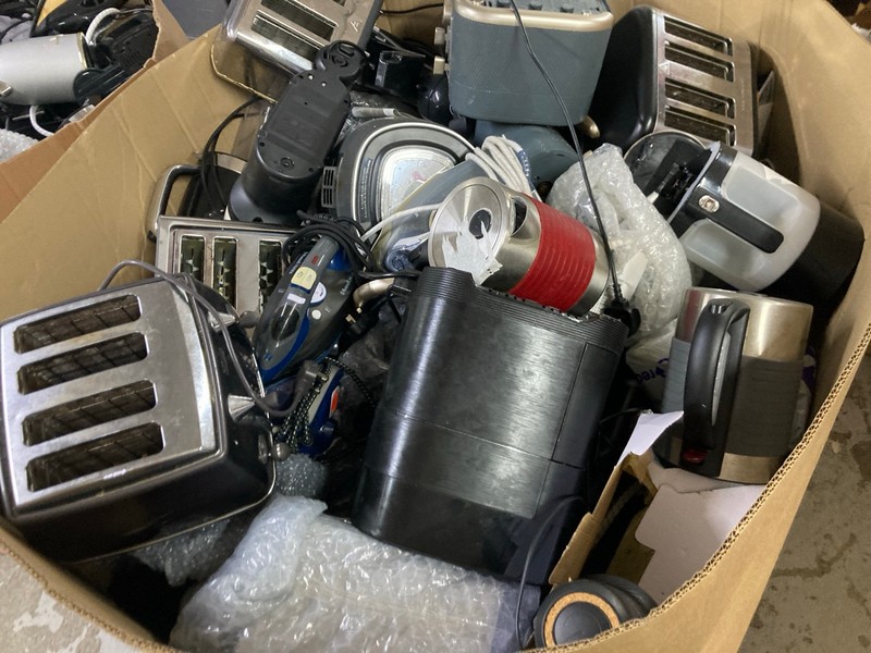 Lot 122  
            Nottingham SR1 - Delivery or Collection 

                
PALLET OF VARIOUS SMALL KITCHEN APPLIANCES - Image 2