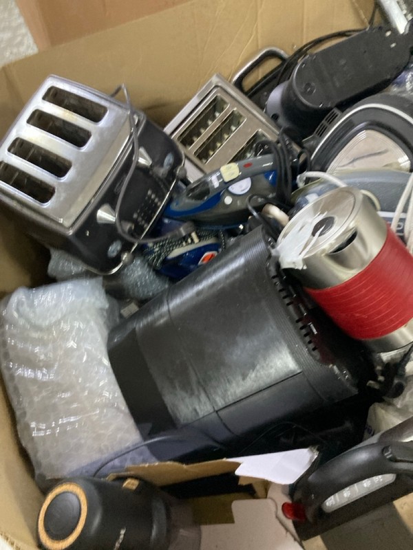 Lot 122  
            Nottingham SR1 - Delivery or Collection 

                
PALLET OF VARIOUS SMALL KITCHEN APPLIANCES - Image 3