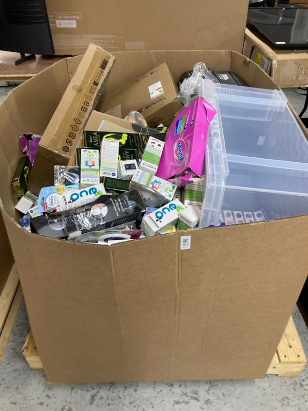 Lot 157  
            Nottingham SR1 - Delivery or Collection 

                
PALLET OF VARIOUS ITEMS INC. ORIGINAL PENGUIN SUITCASE