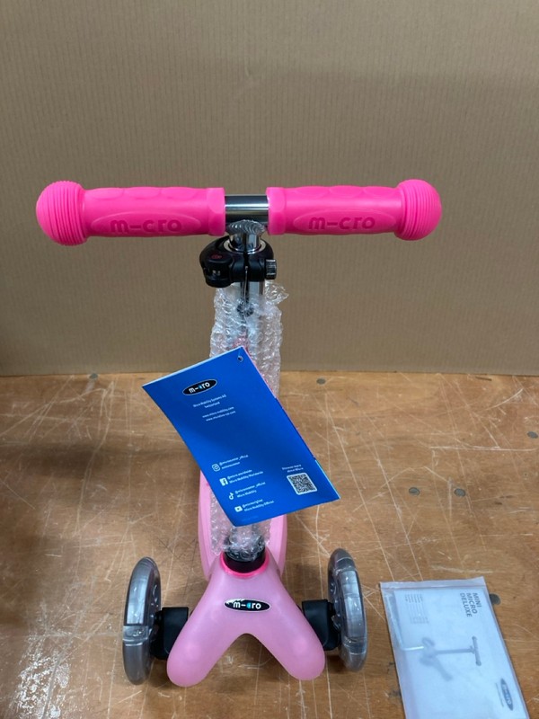 Lot 156  
            Nottingham SR8 - Delivery Or Collection 

                
MICRO MINI DELUXE GLOW LED SCOOTER WITH ACCESSORIES - Image 4