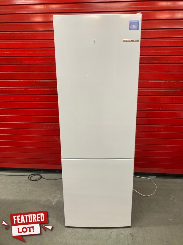 Lot 22  
            Nottingham SR8 - Delivery Or Collection 

                
BOSCH 70\30 FRIDGE FREEZER. MODEL: KGE49AWCAG. ORIGINAL RRP: £749