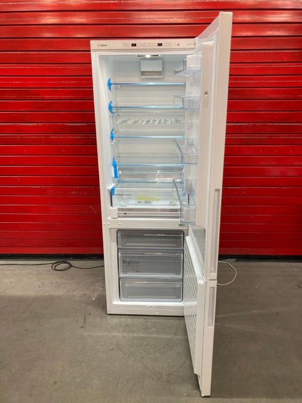 Lot 22  
            Nottingham SR8 - Delivery Or Collection 

                
BOSCH 70\30 FRIDGE FREEZER. MODEL: KGE49AWCAG. ORIGINAL RRP: £749 - Image 2