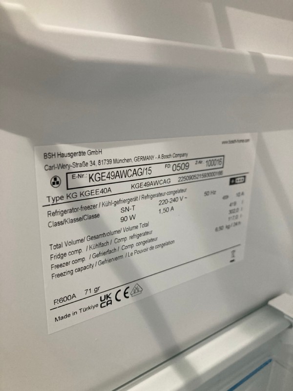 Lot 22  
            Nottingham SR8 - Delivery Or Collection 

                
BOSCH 70\30 FRIDGE FREEZER. MODEL: KGE49AWCAG. ORIGINAL RRP: £749 - Image 3