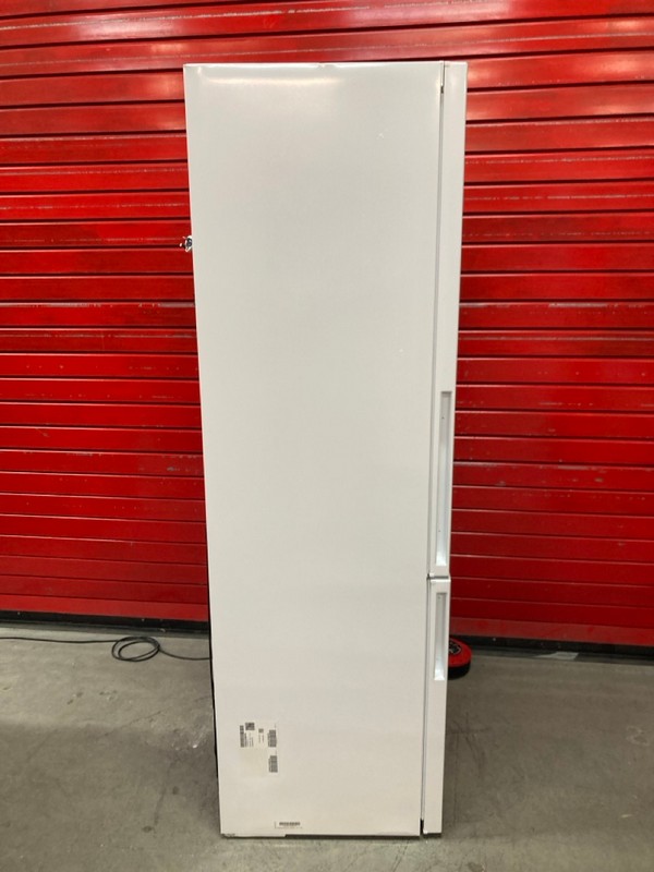 Lot 22  
            Nottingham SR8 - Delivery Or Collection 

                
BOSCH 70\30 FRIDGE FREEZER. MODEL: KGE49AWCAG. ORIGINAL RRP: £749 - Image 6