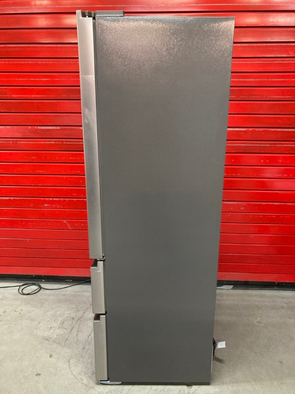 Lot 7  
            Nottingham SR8 - Delivery Or Collection 

                
HISENSE SLIM FRIDGE FREEZER. MODEL: RF632N4WIE. ORIGINAL RRP: £699 - Image 4