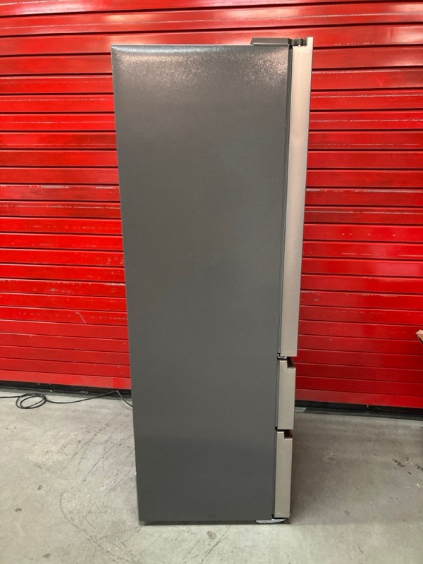Lot 7  
            Nottingham SR8 - Delivery Or Collection 

                
HISENSE SLIM FRIDGE FREEZER. MODEL: RF632N4WIE. ORIGINAL RRP: £699 - Image 6