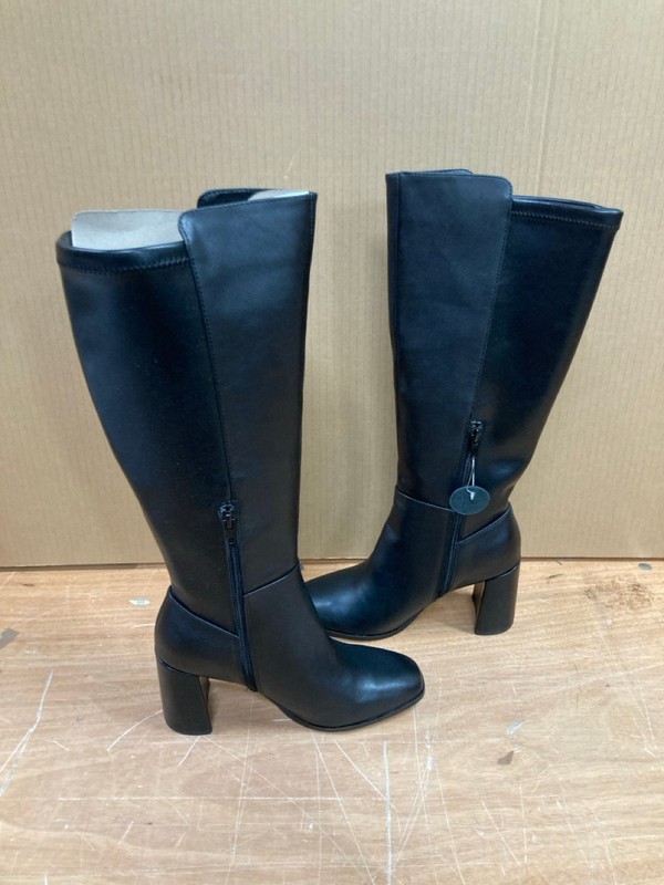 Lot 94  
            Nottingham SR8 - Delivery Or Collection 

                
WOMENS BOOTS UK SIZE 4