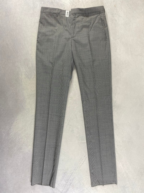 Lot 101  
            Nottingham Prem - Delivery Only 

                
PAUL SMITH MENS TROUSER. SIZE 36/6R MADE FROM 100% WOOL