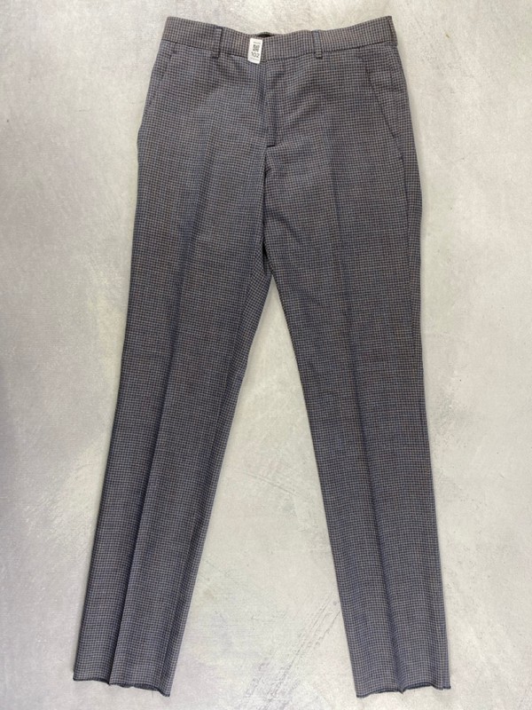 Lot 102  
            Nottingham Prem - Delivery Only 

                
PAUL SMITH MENS TROUSER. SIZE R36 MADE FROM 100% WOOL