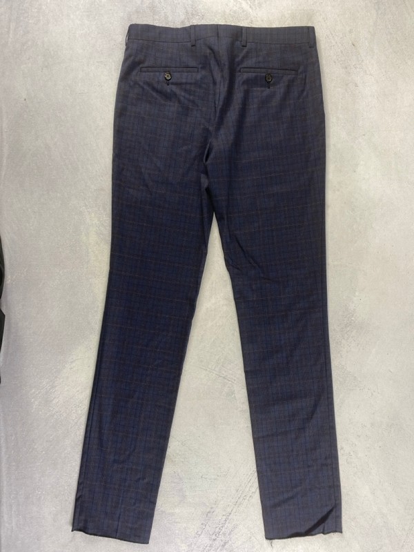 Lot 104  
            Nottingham Prem - Delivery Only 

                
PAUL SMITH MENS TROUSER. SIZE 38 MADE FROM 100% WOOL