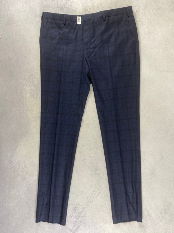 Lot 107  
            Nottingham Prem - Delivery Only 

                
PAUL SMITH MENS TROUSER. SIZE 44/54 MADE FROM 100% WOOL