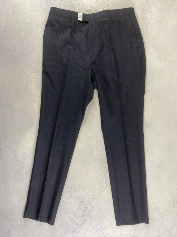 Lot 110  
            Nottingham Prem - Delivery Only 

                
PAUL SMITH MENS TROUSER. SIZE 36 MADE FROM 100% COTTON