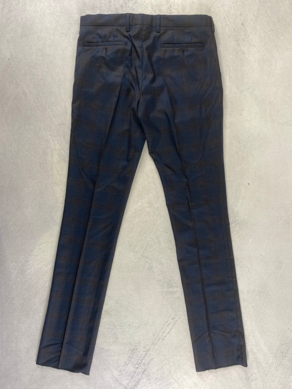 Lot 111  
            Nottingham Prem - Delivery Only 

                
PAUL SMITH MENS TROUSER. SIZE 38/32 MADE FROM 100% WOOL