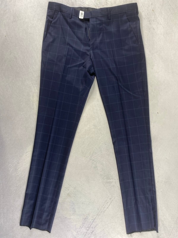Lot 113  
            Nottingham Prem - Delivery Only 

                
PAUL SMITH MENS TROUSER. SIZE 40/34 MADE FROM 100% WOOL