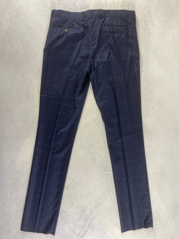 Lot 113  
            Nottingham Prem - Delivery Only 

                
PAUL SMITH MENS TROUSER. SIZE 40/34 MADE FROM 100% WOOL - Image 2