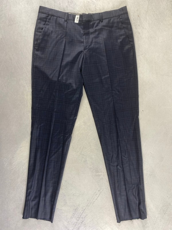 Lot 114  
            Nottingham Prem - Delivery Only 

                
PAUL SMITH MENS TROUSER. SIZE R44 MADE FROM 100% WOOL