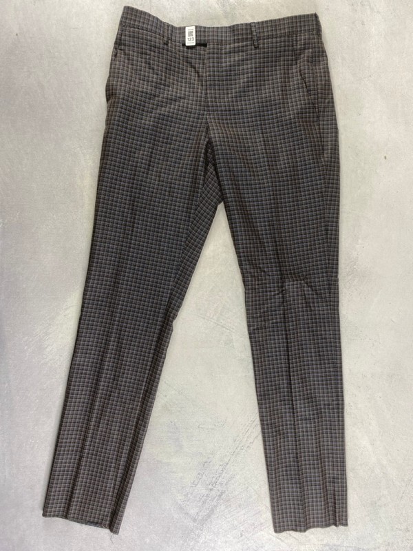 Lot 123  
            Nottingham Prem - Delivery Only 

                
PAUL SMITH MENS TROUSER. SIZE 32 MADE FROM 100% WOOL