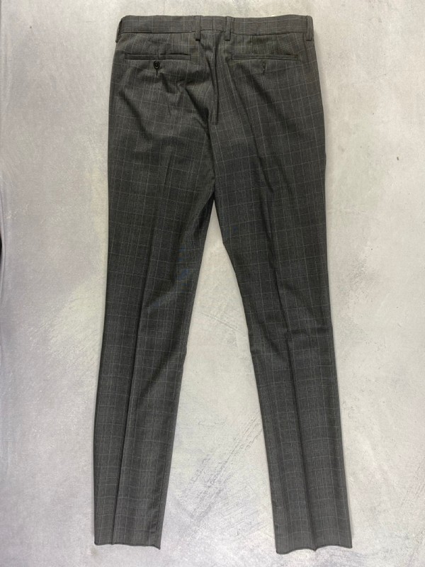 Lot 124  
            Nottingham Prem - Delivery Only 

                
PAUL SMITH MENS TROUSER. SIZE 32 MADE FROM 100% WOOL