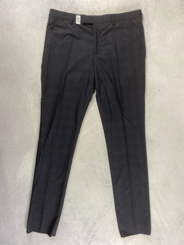 Lot 125  
            Nottingham Prem - Delivery Only 

                
PAUL SMITH MENS TROUSER. SIZE 42/36 MADE FROM 100% WOOL