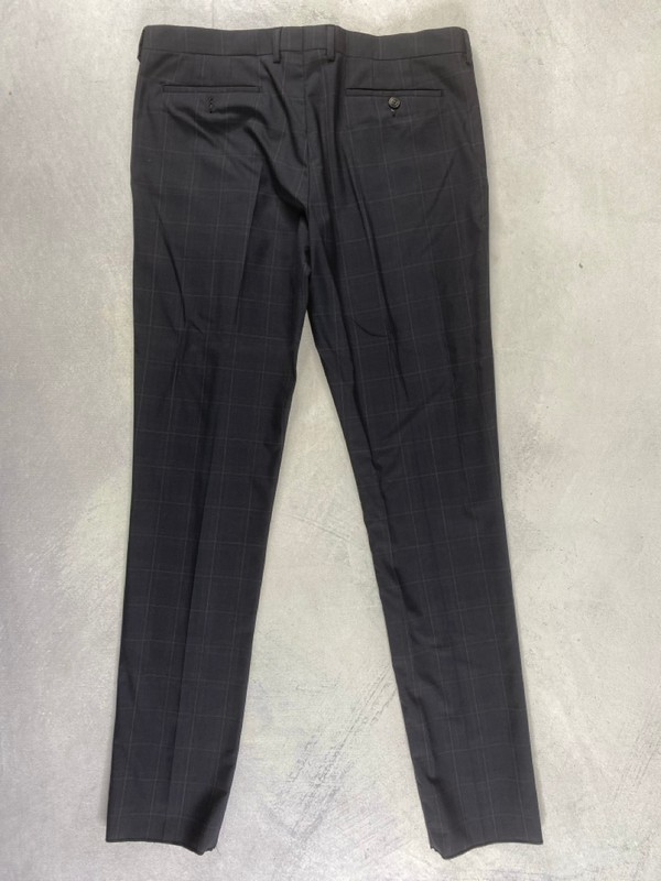 Lot 125  
            Nottingham Prem - Delivery Only 

                
PAUL SMITH MENS TROUSER. SIZE 42/36 MADE FROM 100% WOOL