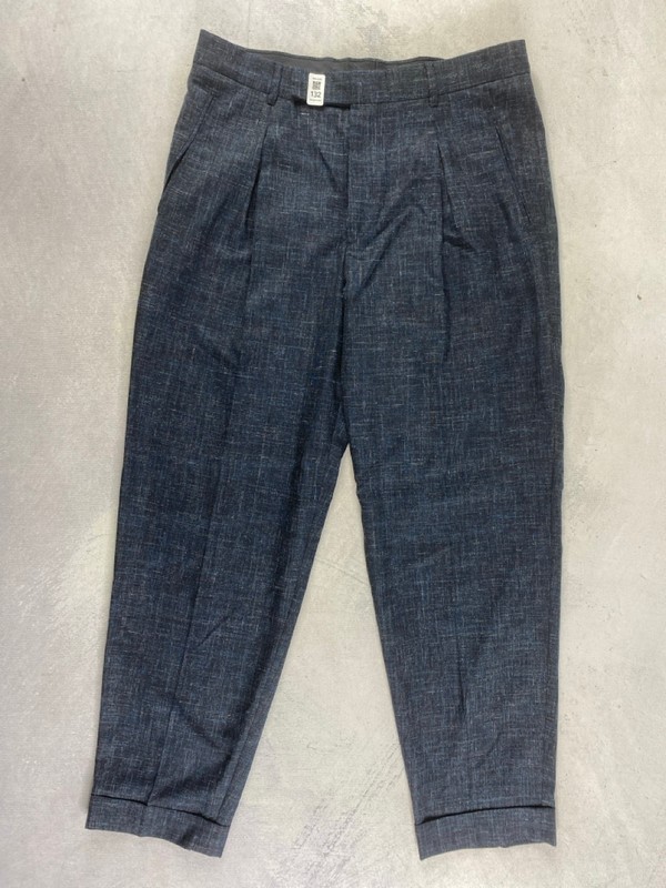 Lot 132  
            Nottingham Prem - Delivery Only 

                
PAUL SMITH MENS TROUSER. SIZE 32