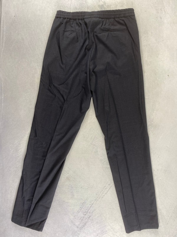 Lot 143  
            Nottingham Prem - Delivery Only 

                
PAUL SMITH MENS TROUSER. SIZE 32 MADE FROM 100% WOOL - Image 2