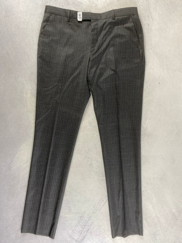 Lot 148  
            Nottingham Prem - Delivery Only 

                
PAUL SMITH MENS TROUSER. SIZE 42/6R MADE FROM 100% WOOL
