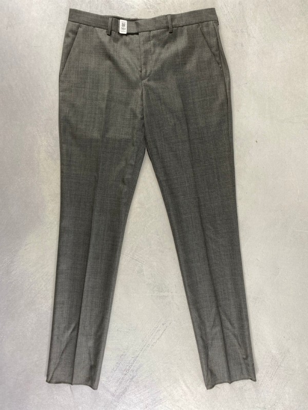 Lot 151  
            Nottingham Prem - Delivery Only 

                
PAUL SMITH MENS TROUSER. SIZE 38