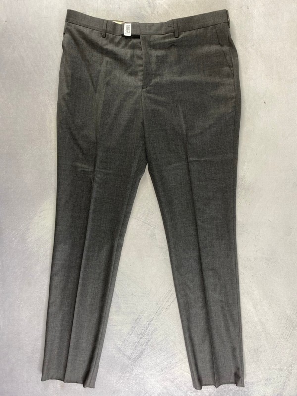 Lot 152  
            Nottingham Prem - Delivery Only 

                
PAUL SMITH MENS TROUSER. SIZE 46/6R MADE FROM 100% WOOL