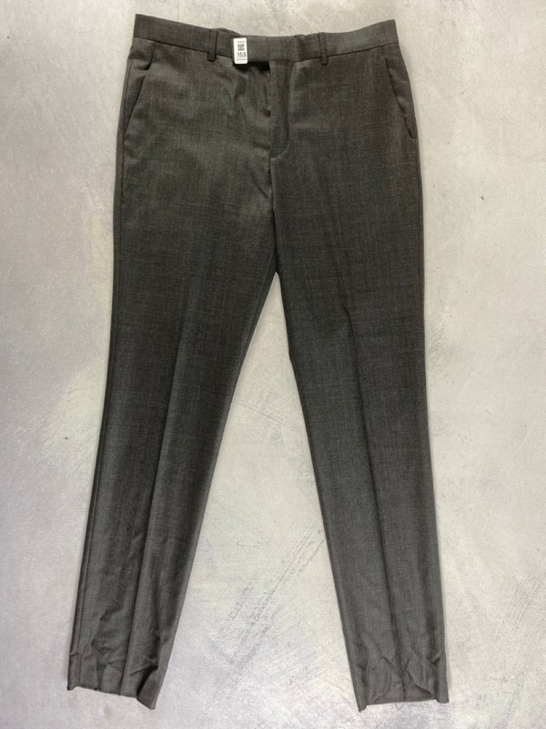 Lot 153  
            Nottingham Prem - Delivery Only 

                
PAUL SMITH MENS TROUSER. SIZE 38