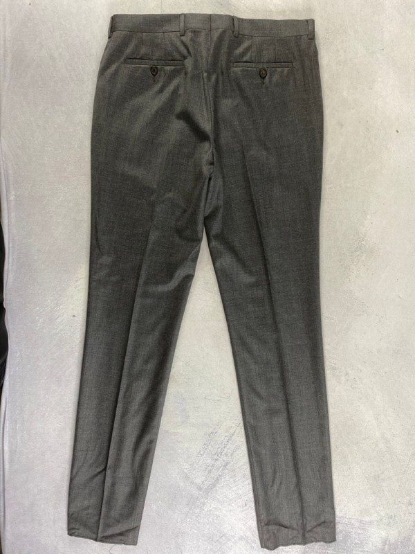 Lot 153  
            Nottingham Prem - Delivery Only 

                
PAUL SMITH MENS TROUSER. SIZE R40