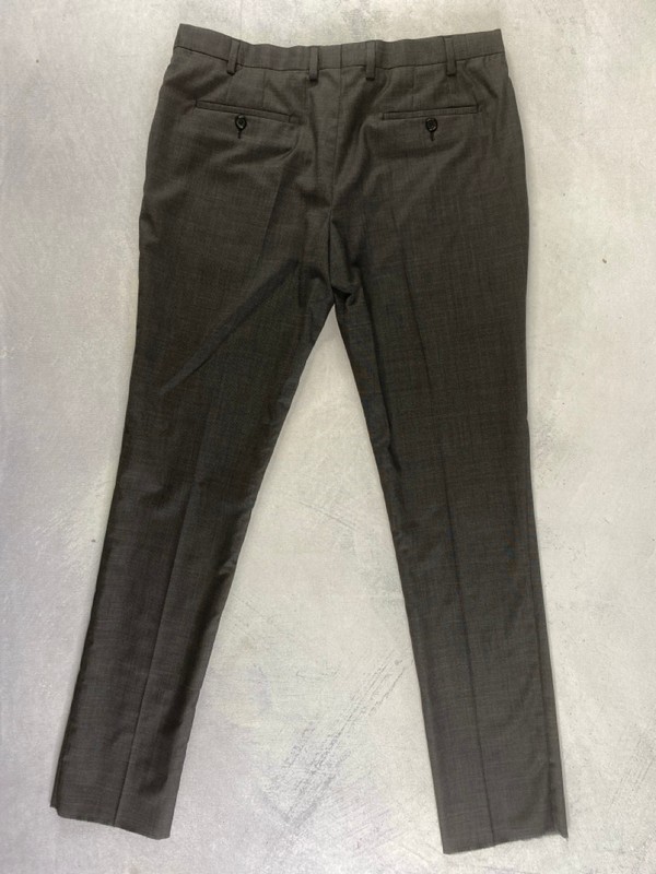 Lot 154  
            Nottingham Prem - Delivery Only 

                
PAUL SMITH MENS TROUSER. SIZE 42 MADE FROM 100% WOOL