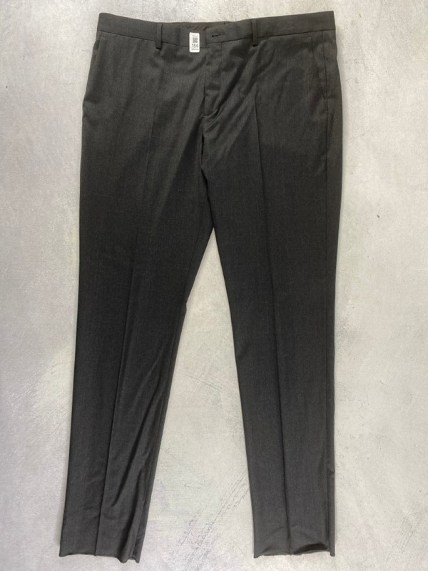 Lot 156  
            Nottingham Prem - Delivery Only 

                
PAUL SMITH MENS TROUSER. SIZE 38 MADE FROM 100% WOOL