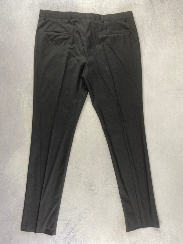 Lot 156  
            Nottingham Prem - Delivery Only 

                
PAUL SMITH MENS TROUSER. SIZE 38 MADE FROM 100% WOOL