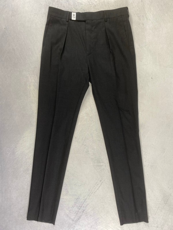 Lot 158  
            Nottingham Prem - Delivery Only 

                
PAUL SMITH MENS TROUSER. SIZE 32