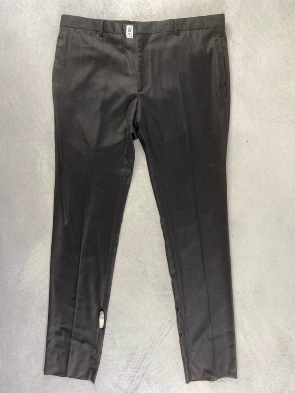 Lot 161  
            Nottingham Prem - Delivery Only 

                
PAUL SMITH MENS TROUSER. SIZE 46/56