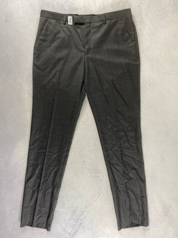 Lot 162  
            Nottingham Prem - Delivery Only 

                
PAUL SMITH MENS TROUSER. SIZE 40